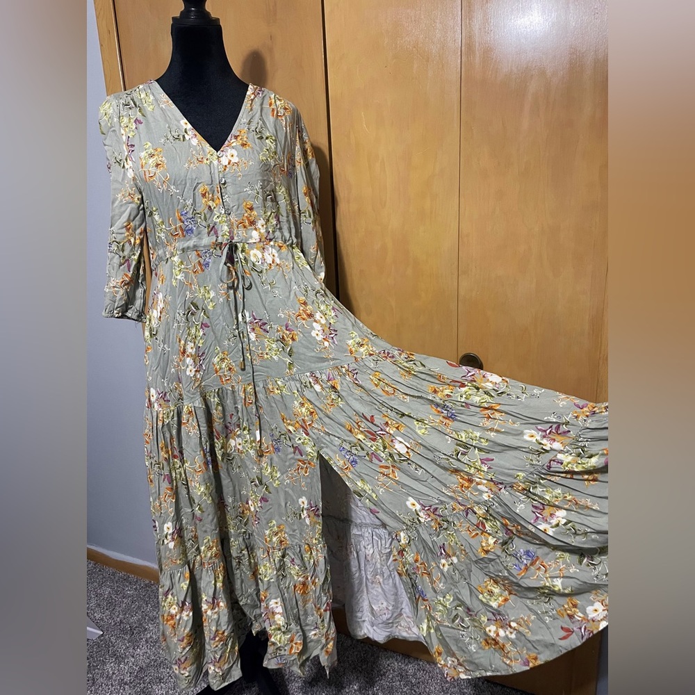 Women’s Size Medium - Flowy, Floral, Floor Length Dress.